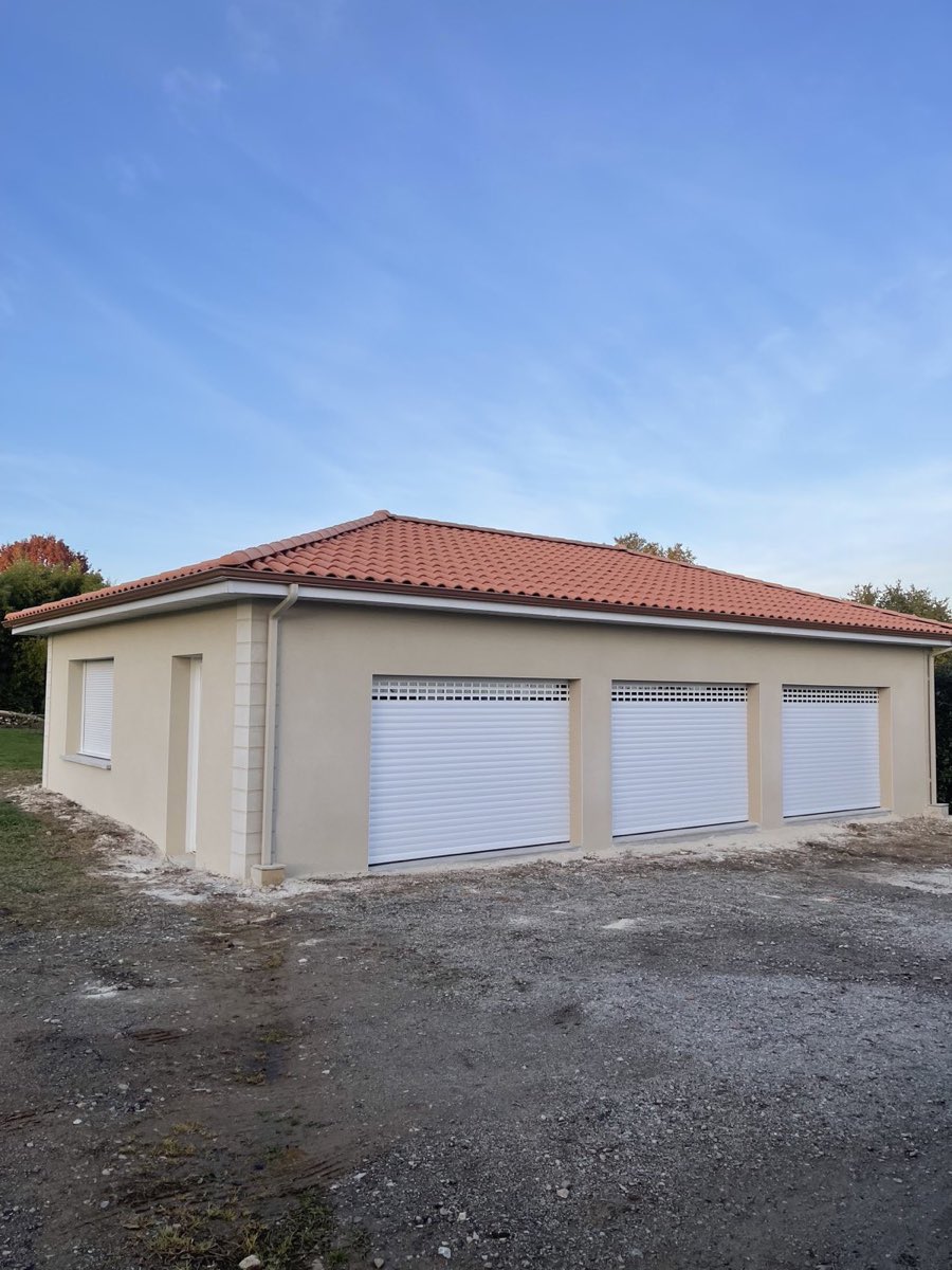 Le même garage après enduit de finition beige et chaînages d'angle réalisés par REIS façade