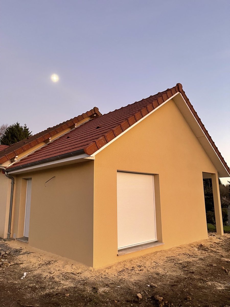 Le même pignon de maison après enduit de façade ocre clair réalisé par REIS façade