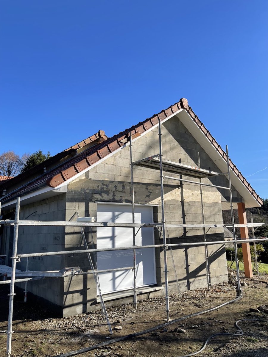 Pignon de maison en parpaings avec échafaudage, avant application de l'enduit par REIS façade