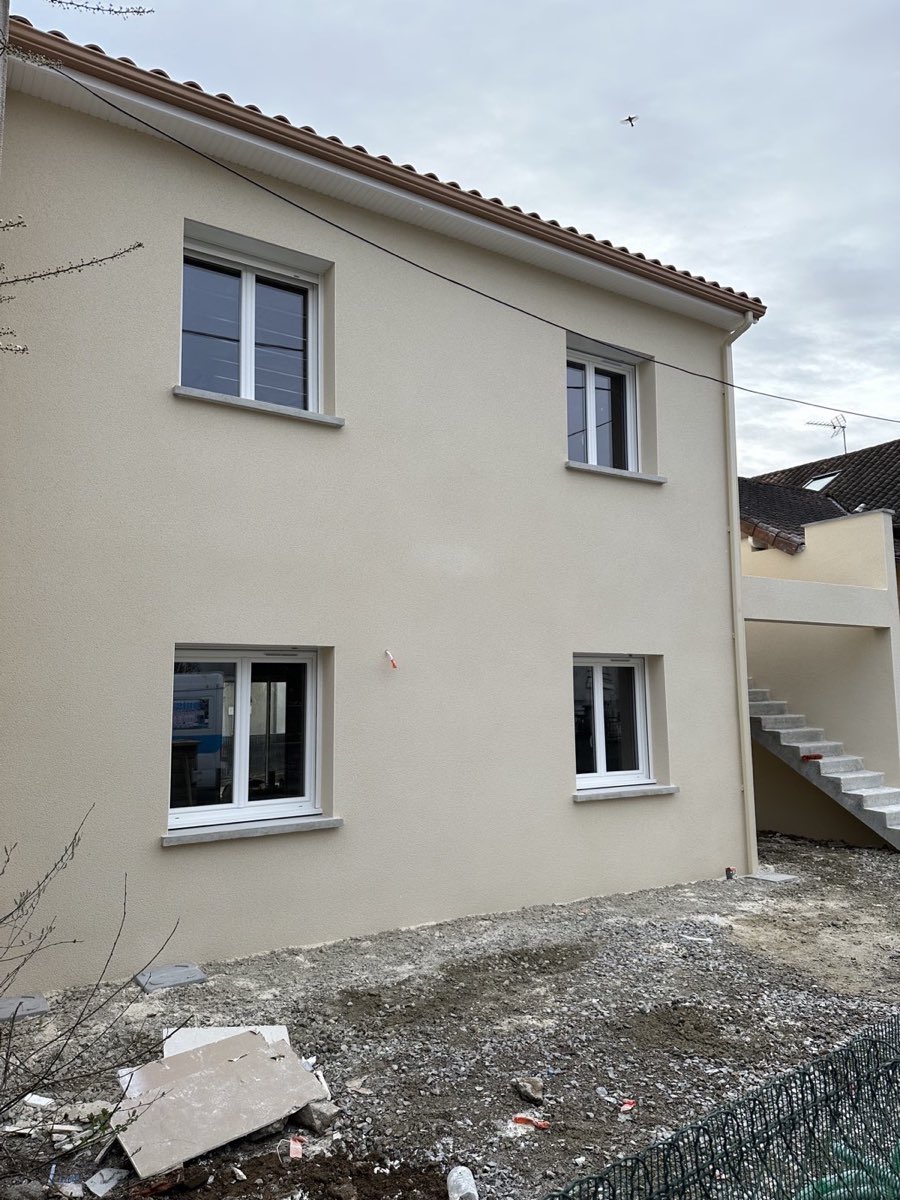 La même maison de ville après application d'un enduit crème par REIS façade