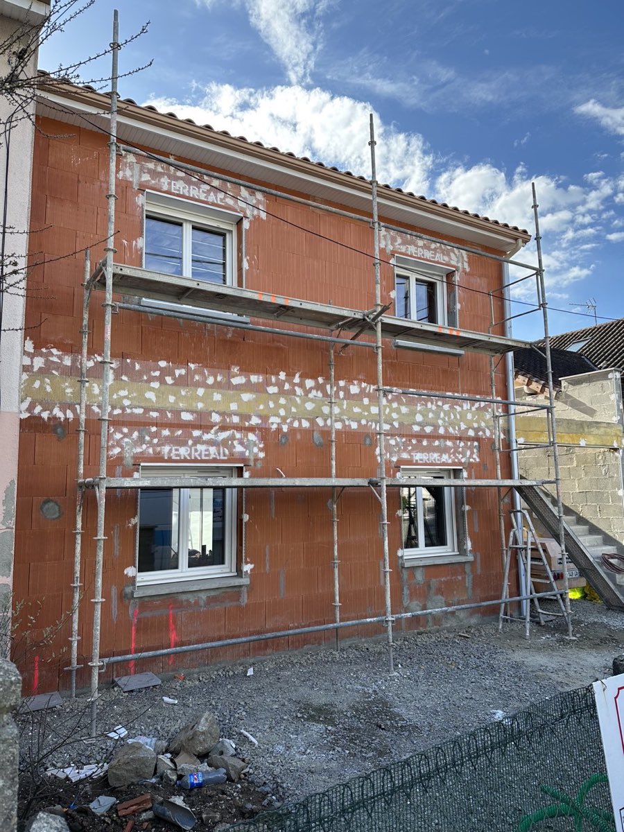 Maison de ville en briques monomur sous échafaudage, avant enduit de façade