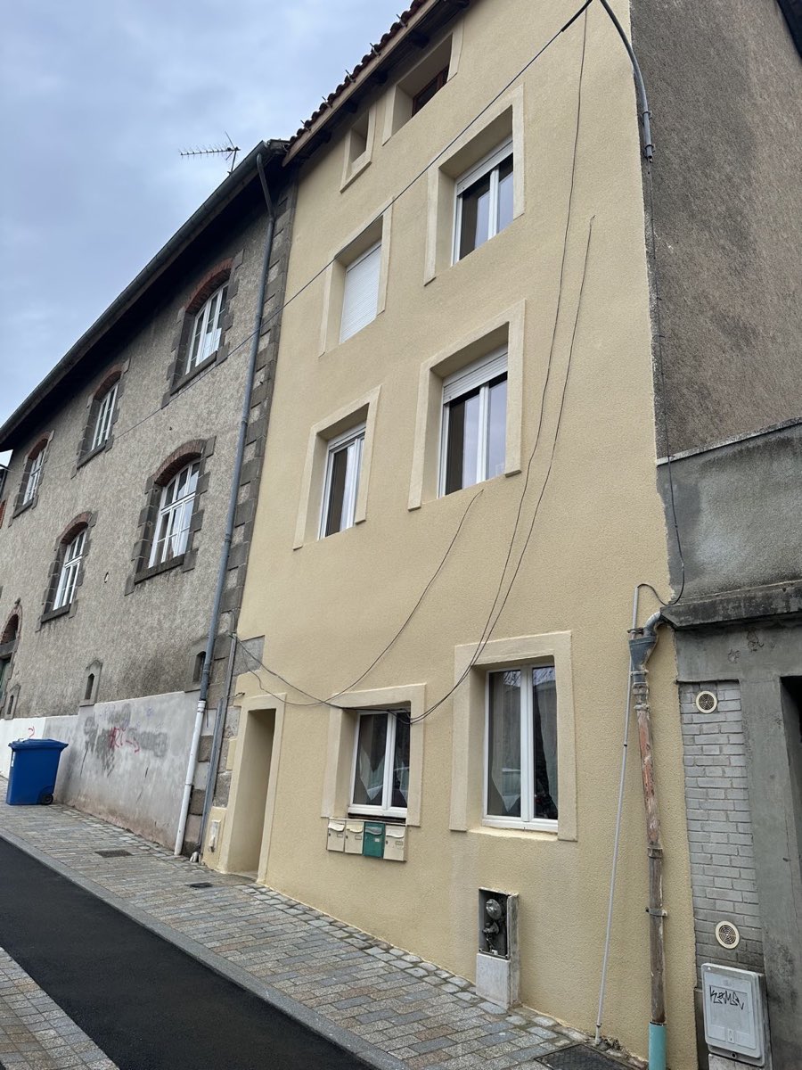 Le même immeuble après ravalement complet en enduit ocre par REIS façade