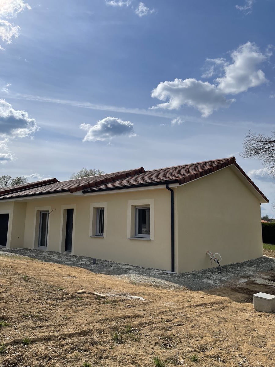 La même maison après application d'un enduit sable projeté par REIS façade