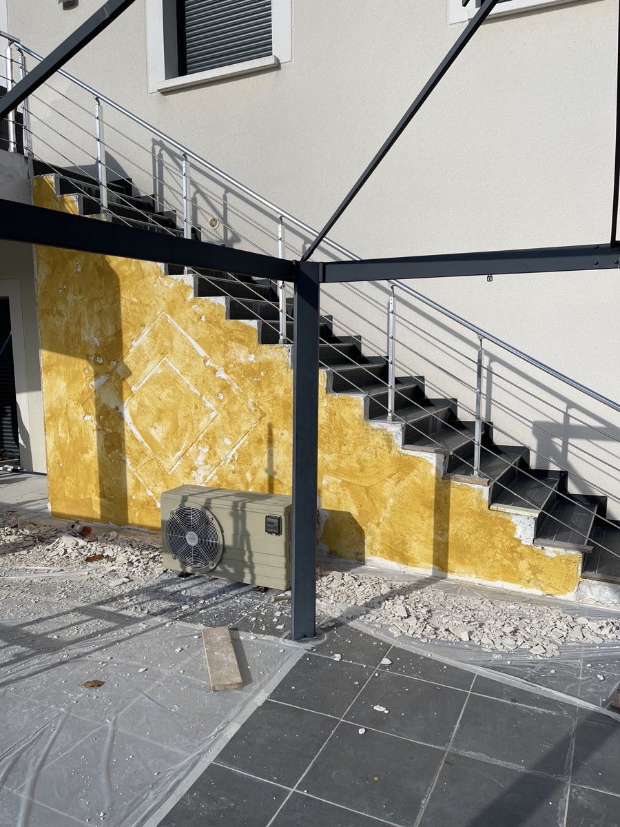 Mur sous escalier extérieur à l'ancien enduit jaune décapé, avant reprise par REIS façade
