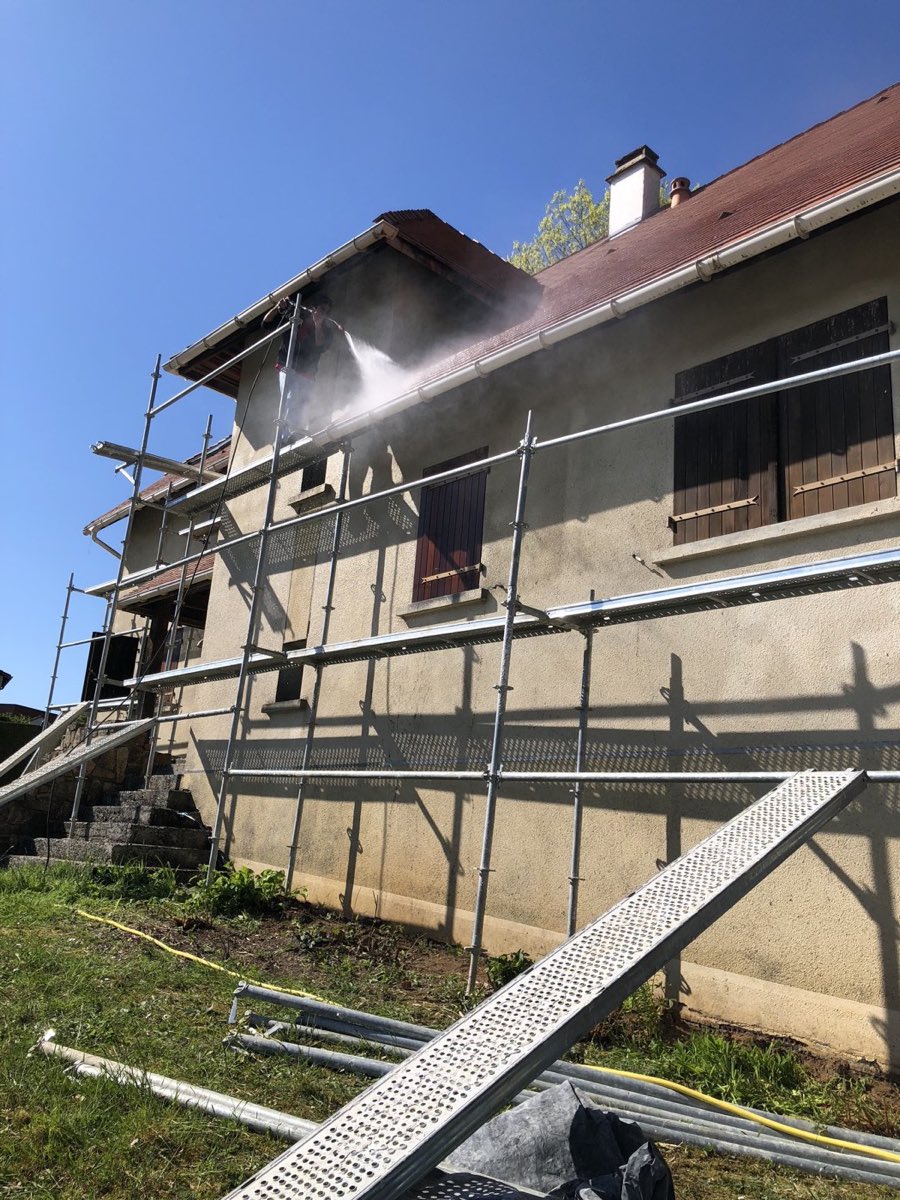 Nettoyage haute pression d'une façade en cours, réalisé par REIS façade près de Limoges
