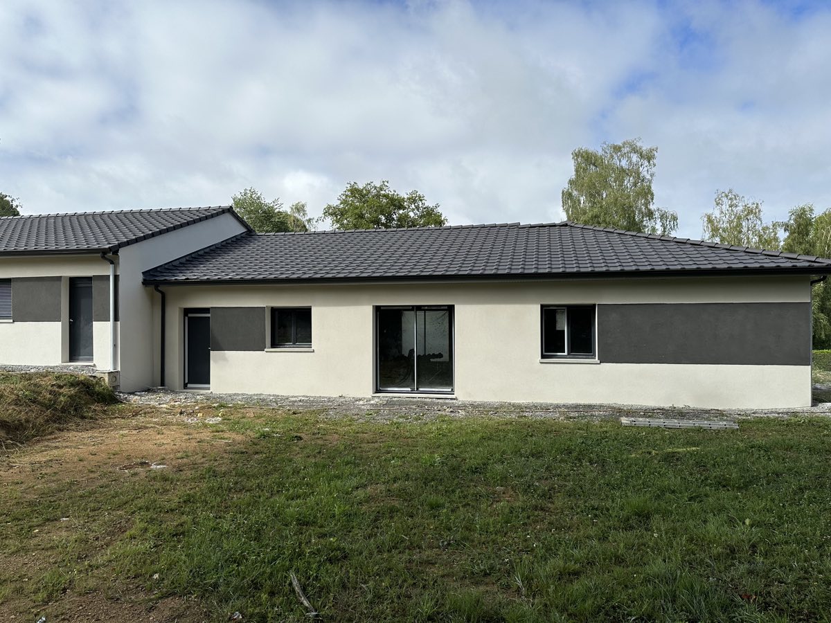 Maison neuve de plain-pied avec bandeau d'enduit anthracite courant sous la toiture