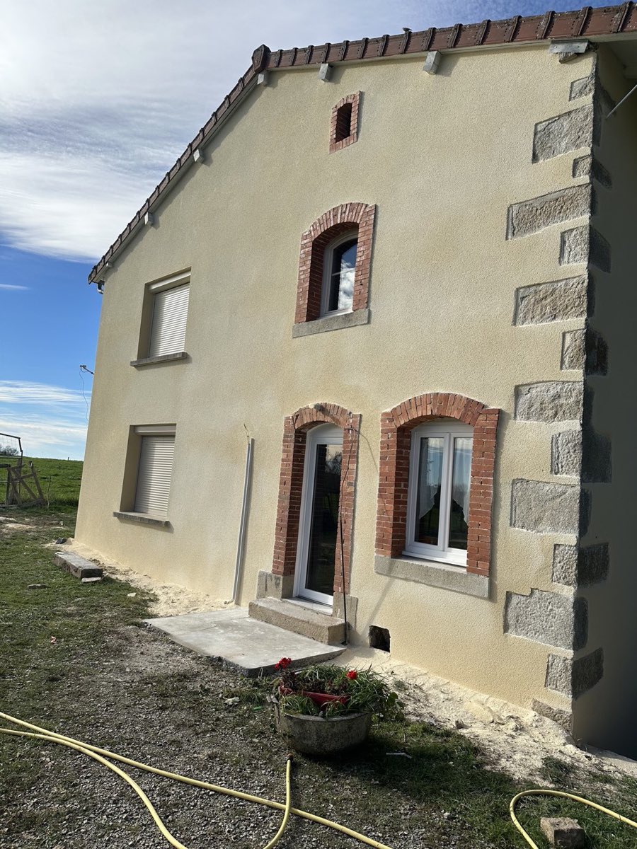 Façade rénovée avec encadrements en brique et chaînage d'angle en pierre conservés