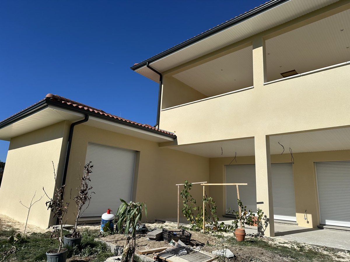 Maison contemporaine à étage avec enduit sable et terrasse couverte