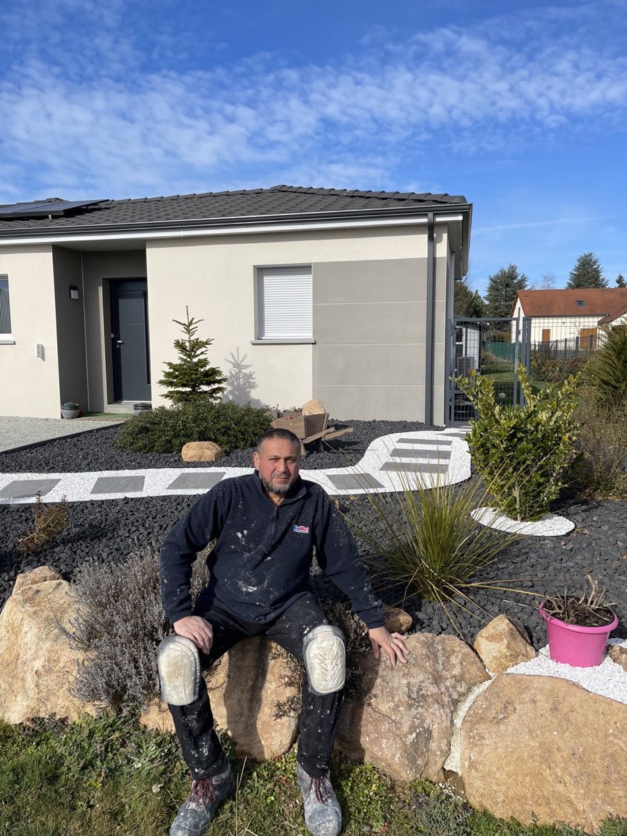 Ibrahim Sicim, façadier à Limoges, sur un chantier terminé